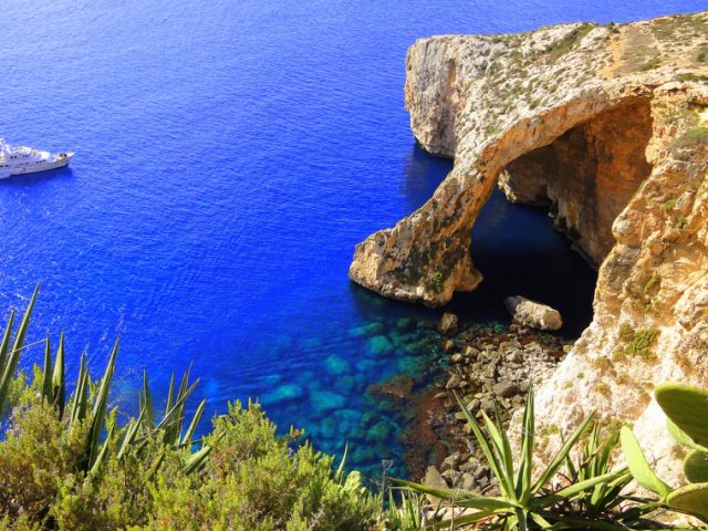 Online guide to visiting Blue Grotto caves in Malta